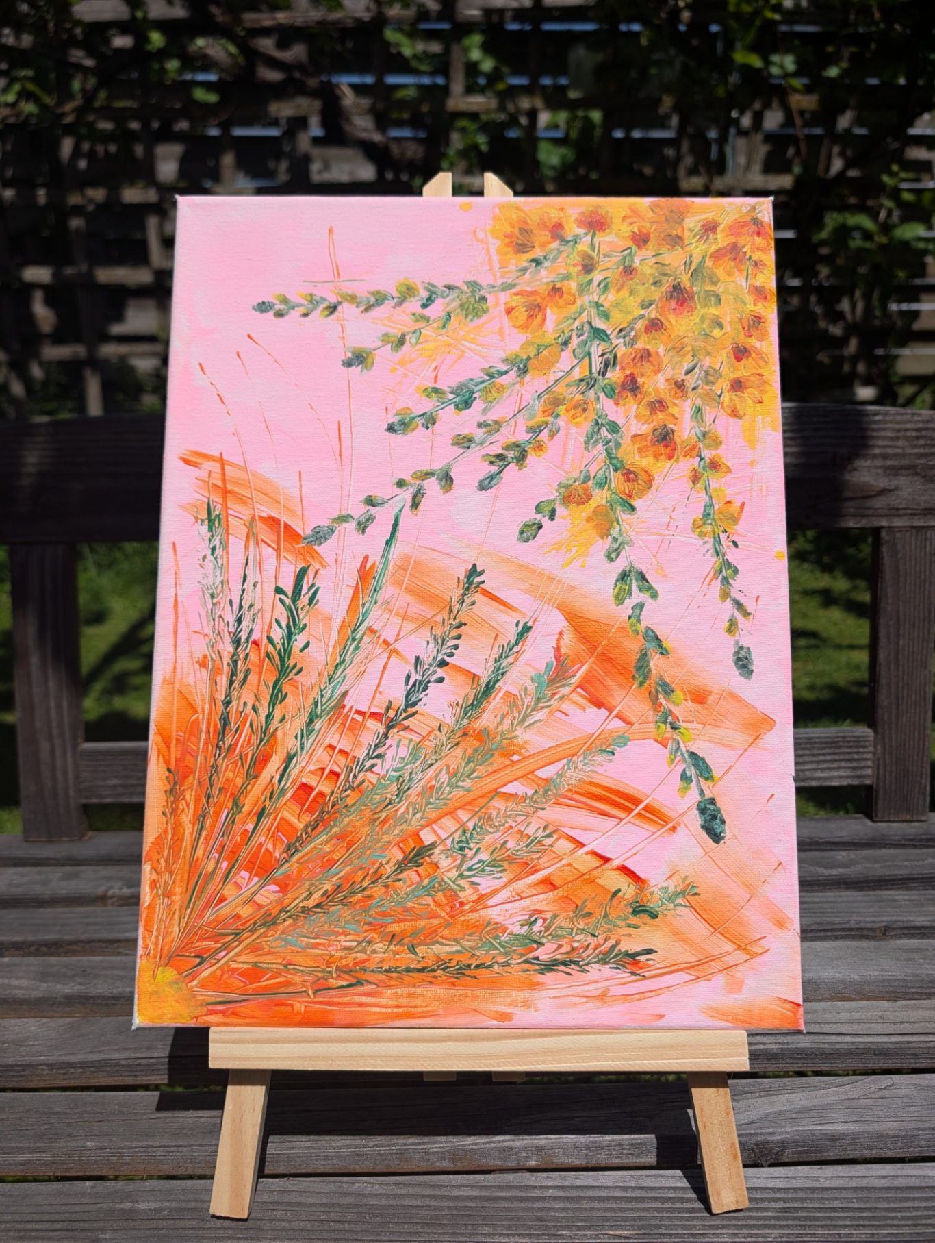 Blühe frei Abstrakte Malerei mit orangefarbenen und grünen Pflanzenmotiven auf rosa Hintergrund.