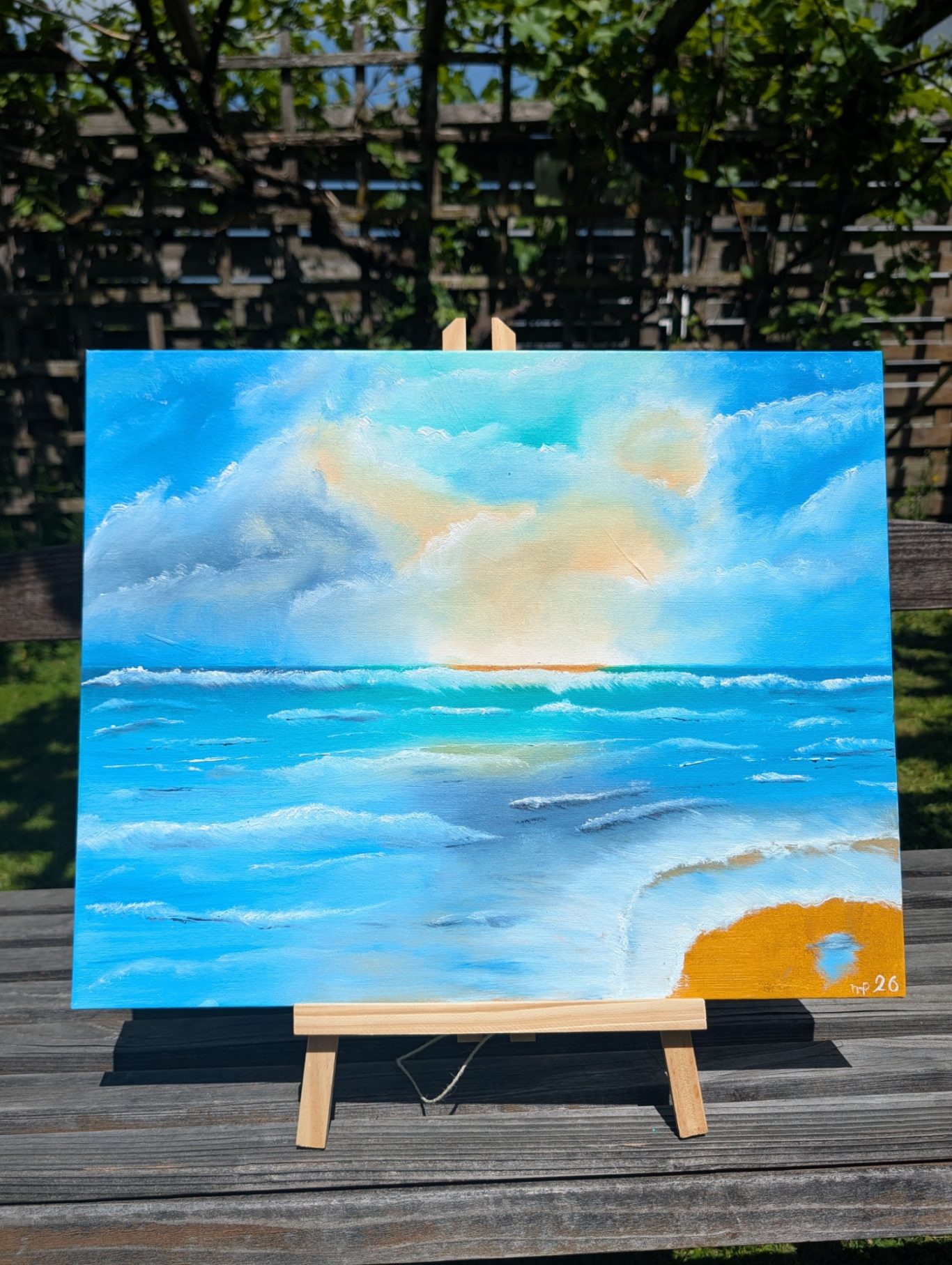 Natur Magie Abstraktes Gemälde eines strahlenden Himmels über einem blauen Ozean. Sandstrand im Vordergrund.