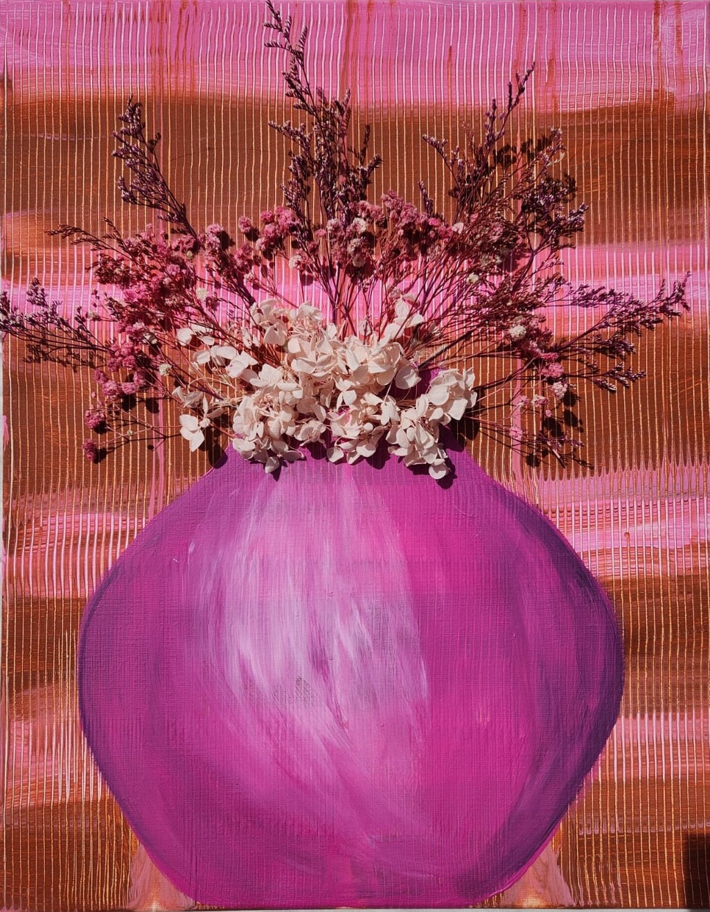 Spring Rose Lila Vase mit getrockneten Blumen und einem bunten Hintergrund.