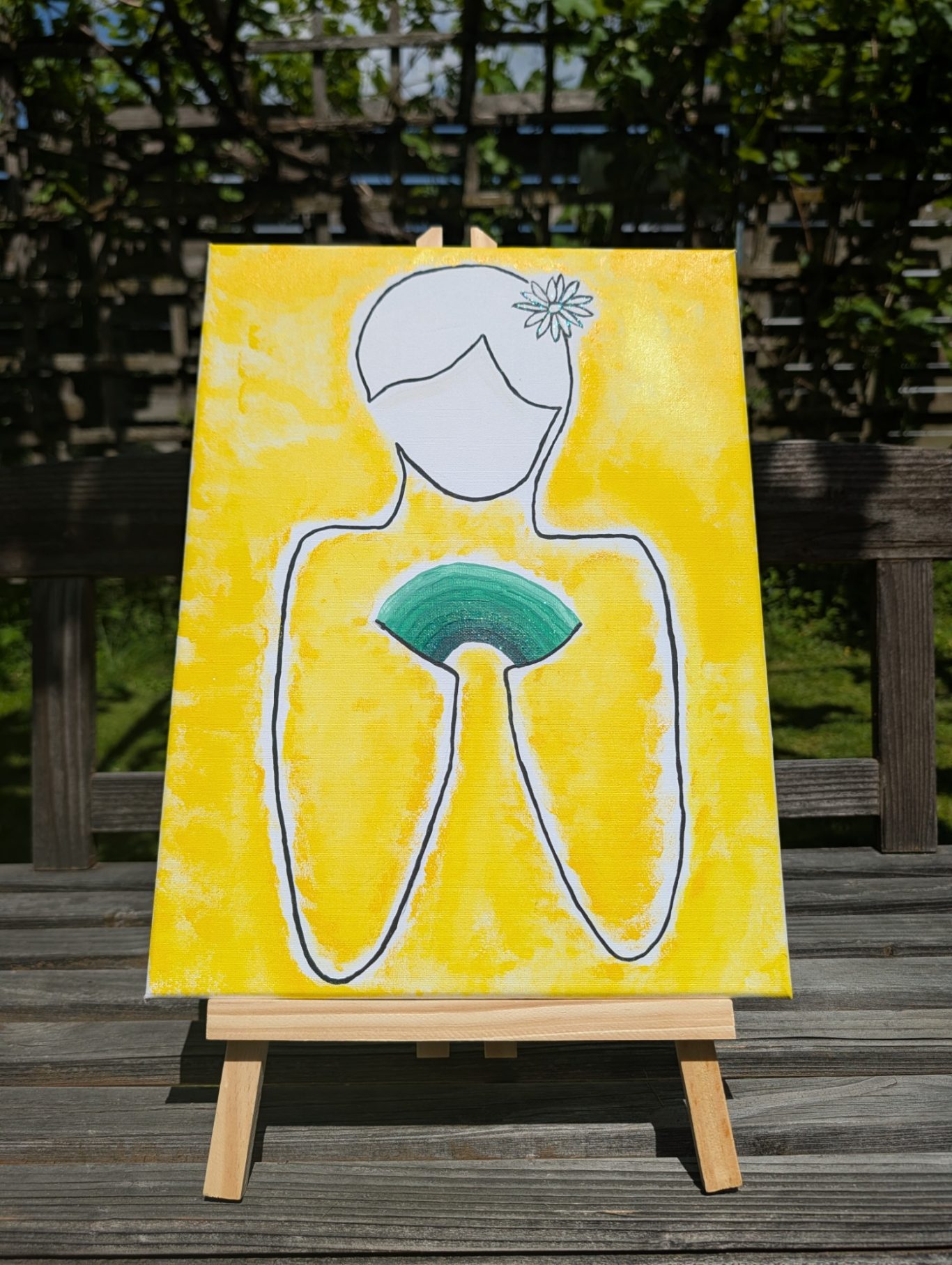 Yellow nature Eine stilisierte Darstellung einer Person mit gelbem Hintergrund, die eine grüne Muschel hält.