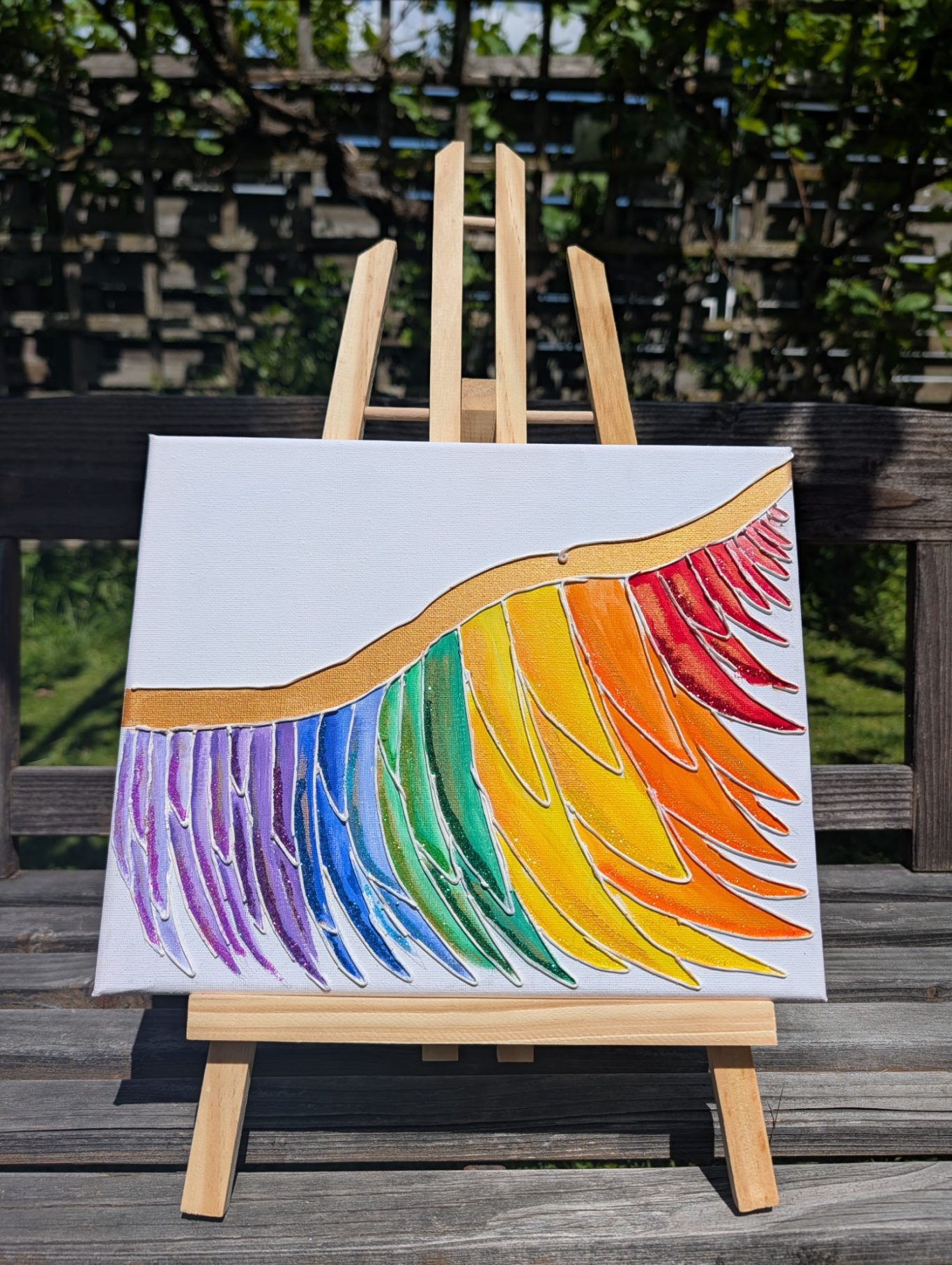 Regenbogen Flügel Bunte, stilisierte Wellen in den Farben des Regenbogens auf einer Leinwand.