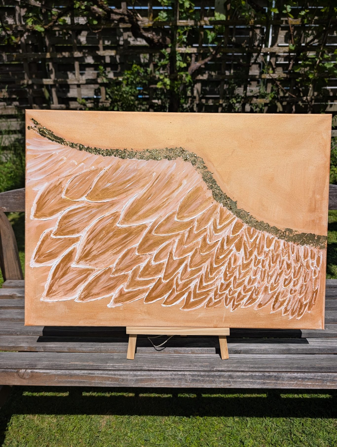 Federn aus Licht Abstrakte Kunst mit geschwungenen, hellen Linien auf einer sandfarbenen Fläche.