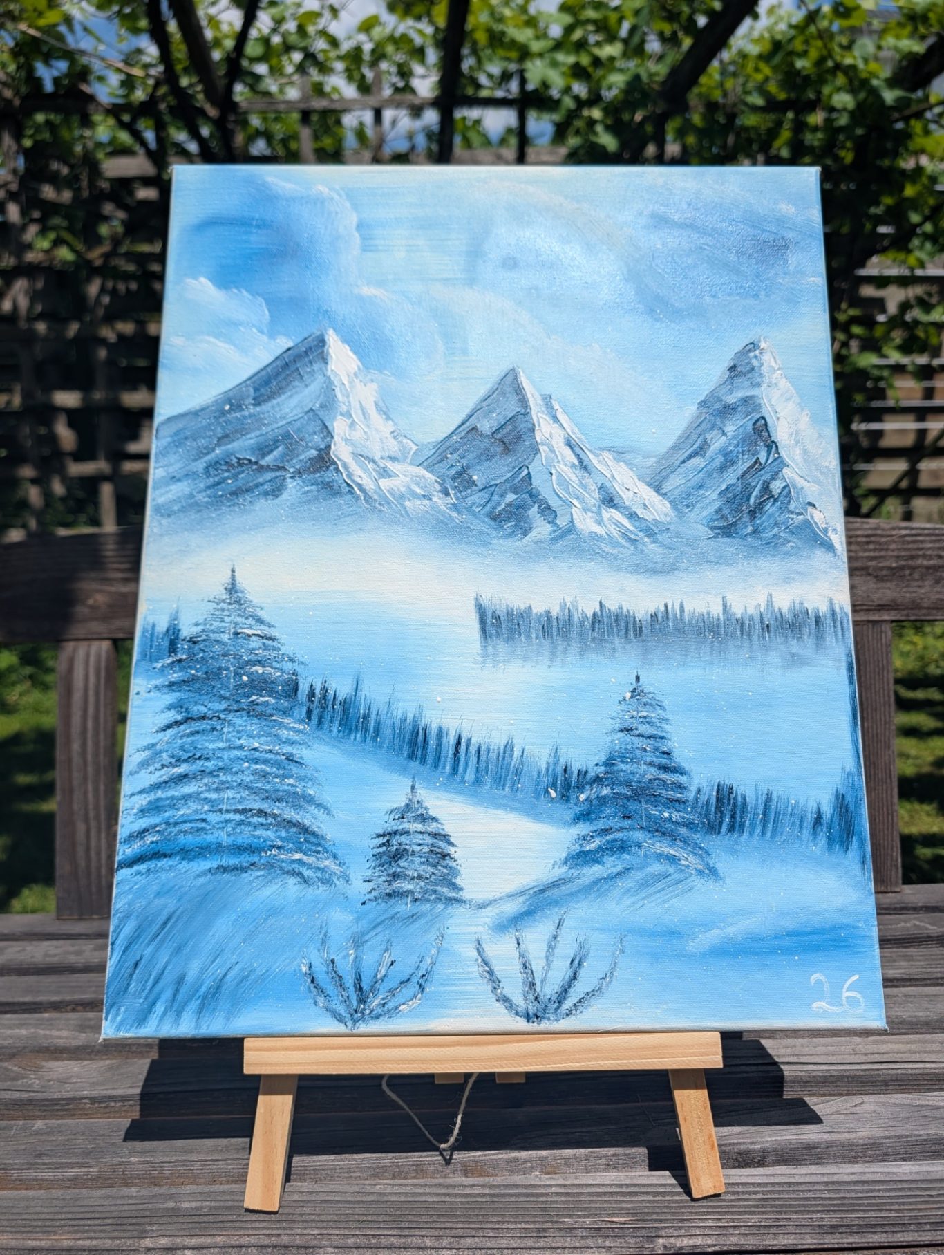 Spirit Mountain Winterlandschaft mit schneebedeckten Bergen, Tannen und nebligem Tal im Vordergrund.
