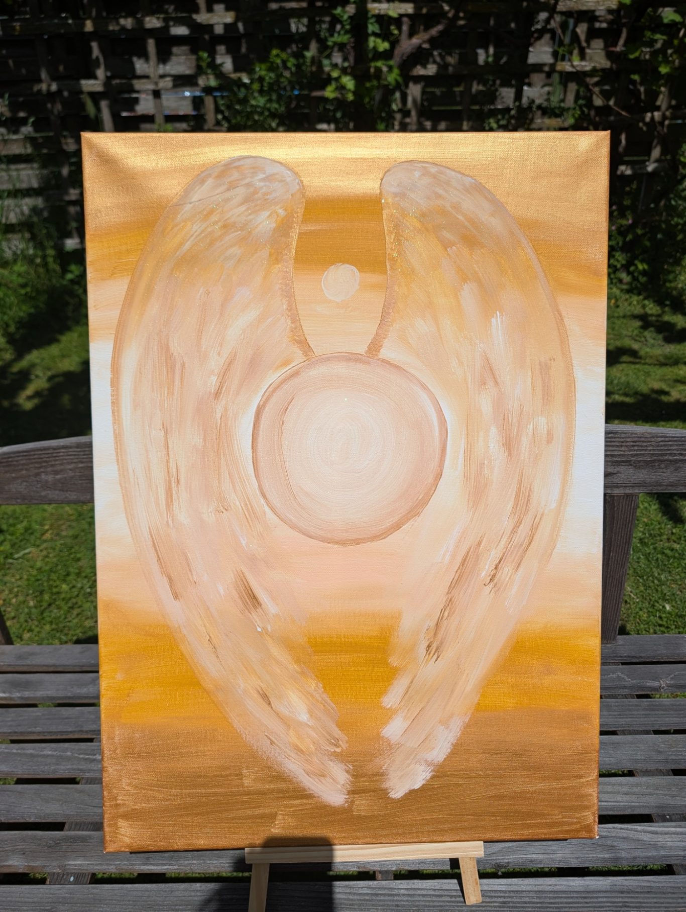 Goldener Flügel Goldene Engelshäuser umkreisen einen großen, leuchtenden Kreis auf hellem Hintergrund.